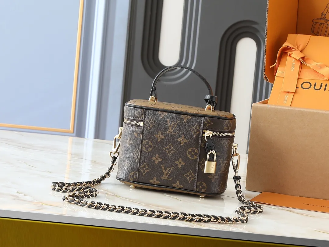 💰240💰Upgraded from the original M47128, Nicolas Ghesquière plays a modern chapter in Louis Vuitton’s travel heritage, reinterpreting the Nice cosmetic bag in Monogram and Monogram Reverse canvas. The soft and light urban handbag structure enables a comfortable travel experience. It cleverly uses a detachable leather woven chain to carry it hand-held, on the shoulder, or as a cross-body bag. Dimensions: 19.0 x 11.0 x 13.0 cm (length x height x width)