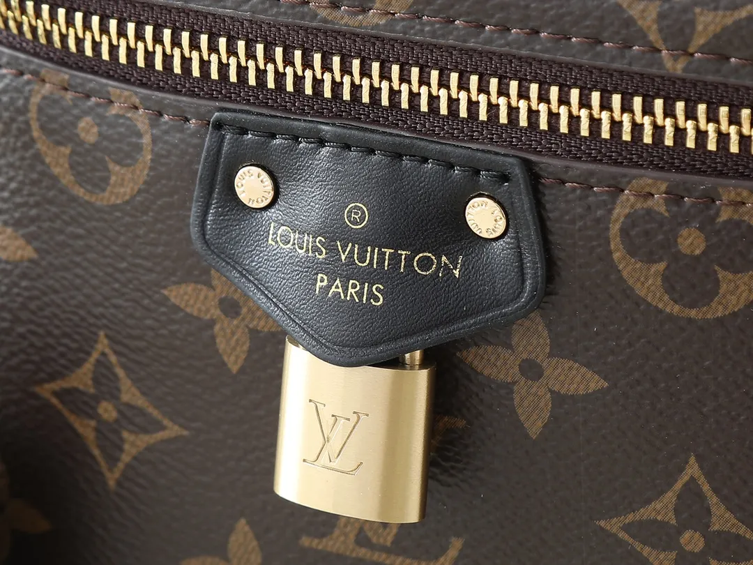 💰240💰Upgraded from the original M47128, Nicolas Ghesquière plays a modern chapter in Louis Vuitton’s travel heritage, reinterpreting the Nice cosmetic bag in Monogram and Monogram Reverse canvas. The soft and light urban handbag structure enables a comfortable travel experience. It cleverly uses a detachable leather woven chain to carry it hand-held, on the shoulder, or as a cross-body bag. Dimensions: 19.0 x 11.0 x 13.0 cm (length x height x width)