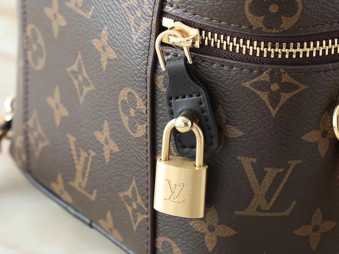 💰240💰Upgraded from the original M47128, Nicolas Ghesquière plays a modern chapter in Louis Vuitton’s travel heritage, reinterpreting the Nice cosmetic bag in Monogram and Monogram Reverse canvas. The soft and light urban handbag structure enables a comfortable travel experience. It cleverly uses a detachable leather woven chain to carry it hand-held, on the shoulder, or as a cross-body bag. Dimensions: 19.0 x 11.0 x 13.0 cm (length x height x width)