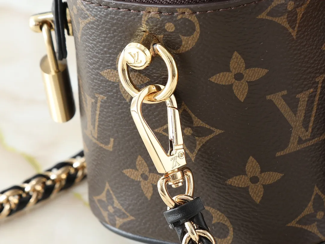 💰240💰Upgraded from the original M47128, Nicolas Ghesquière plays a modern chapter in Louis Vuitton’s travel heritage, reinterpreting the Nice cosmetic bag in Monogram and Monogram Reverse canvas. The soft and light urban handbag structure enables a comfortable travel experience. It cleverly uses a detachable leather woven chain to carry it hand-held, on the shoulder, or as a cross-body bag. Dimensions: 19.0 x 11.0 x 13.0 cm (length x height x width)