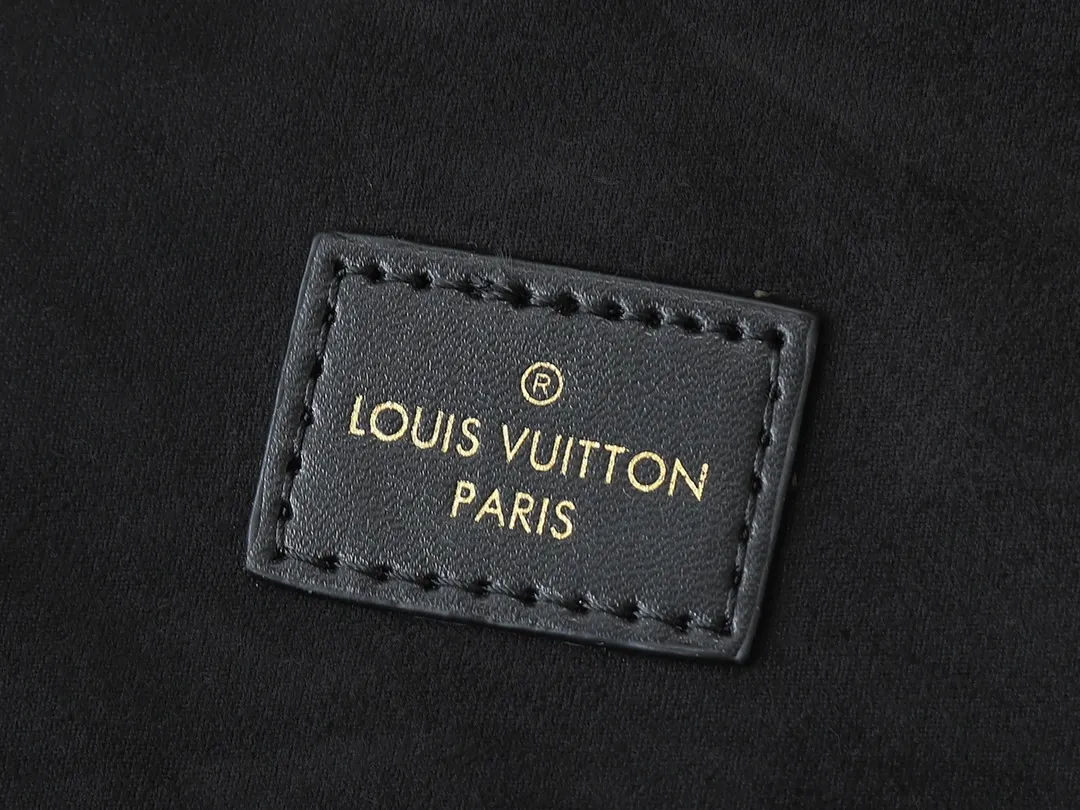 💰240💰Upgraded from the original M47128, Nicolas Ghesquière plays a modern chapter in Louis Vuitton’s travel heritage, reinterpreting the Nice cosmetic bag in Monogram and Monogram Reverse canvas. The soft and light urban handbag structure enables a comfortable travel experience. It cleverly uses a detachable leather woven chain to carry it hand-held, on the shoulder, or as a cross-body bag. Dimensions: 19.0 x 11.0 x 13.0 cm (length x height x width)