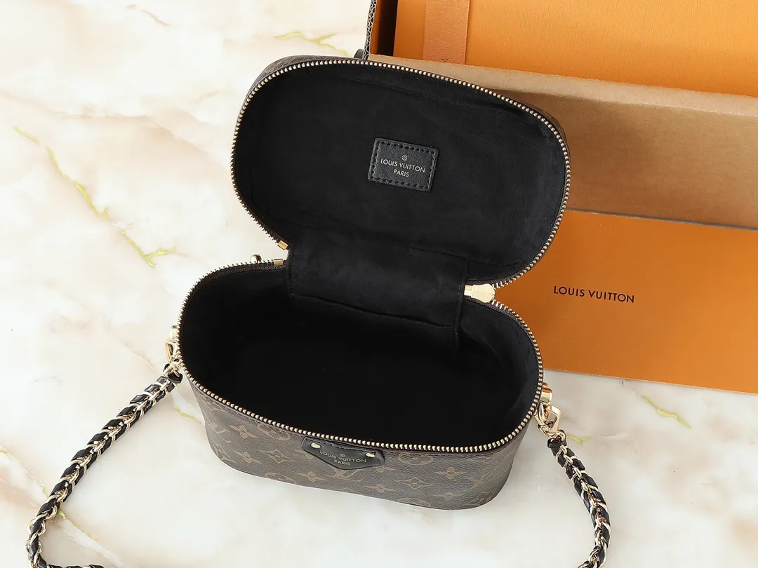 💰240💰Upgraded from the original M47128, Nicolas Ghesquière plays a modern chapter in Louis Vuitton’s travel heritage, reinterpreting the Nice cosmetic bag in Monogram and Monogram Reverse canvas. The soft and light urban handbag structure enables a comfortable travel experience. It cleverly uses a detachable leather woven chain to carry it hand-held, on the shoulder, or as a cross-body bag. Dimensions: 19.0 x 11.0 x 13.0 cm (length x height x width)