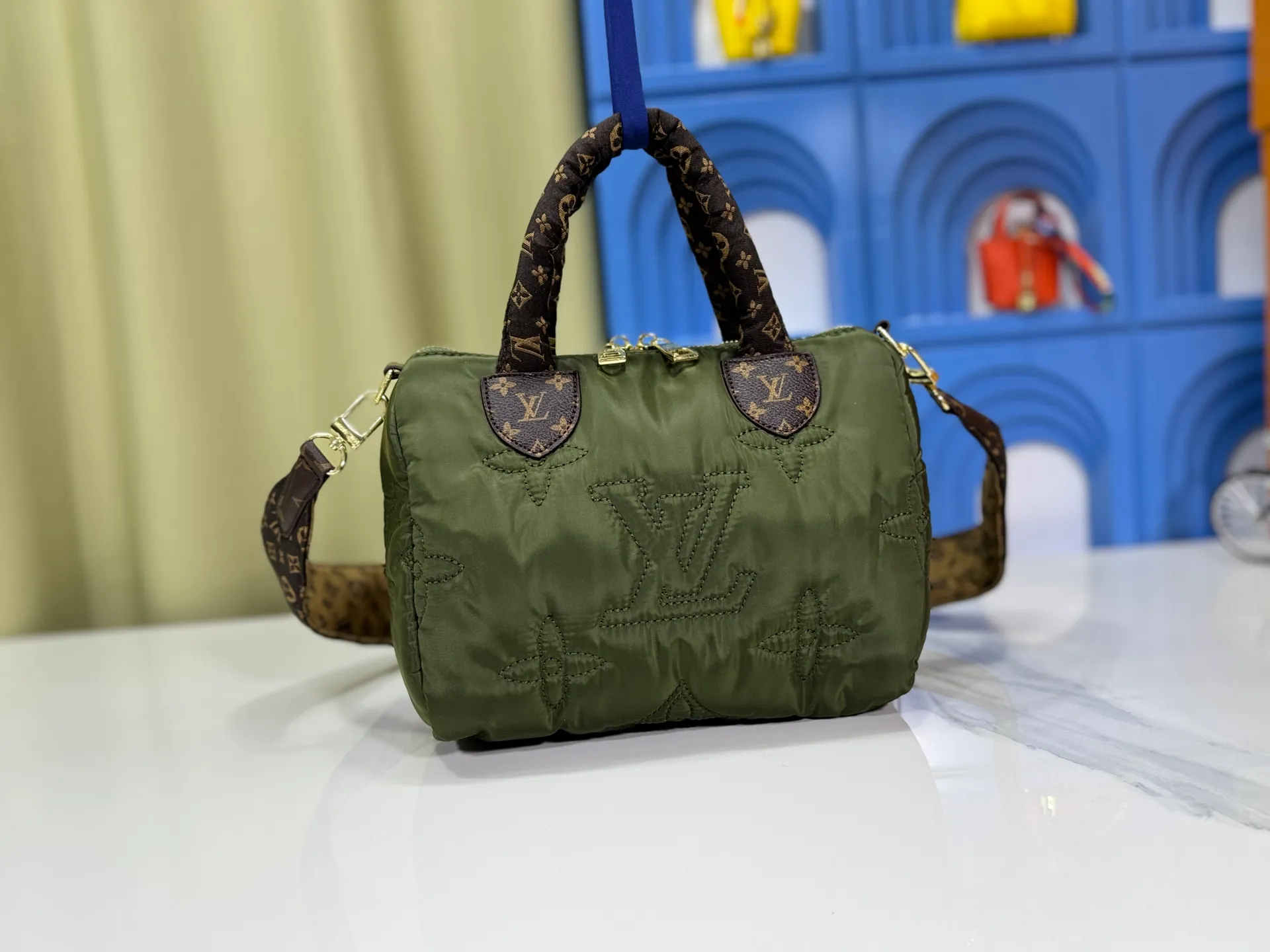 P240 upgraded original M21061 M20937 M59008 This LV Pillow Speedy Bandoulière 25 handbag injects a cool attitude into the brand's classic configuration. Recycled padded nylon has a matte sheen, with Monogram embroidery and Mini Monogram canvas trim. The top handle and shoulder strap are both padded, making it softer, warmer and more comfortable to carry. Dimensions: 25.0 x 19.0 x 15.0 cm (length x height x width)