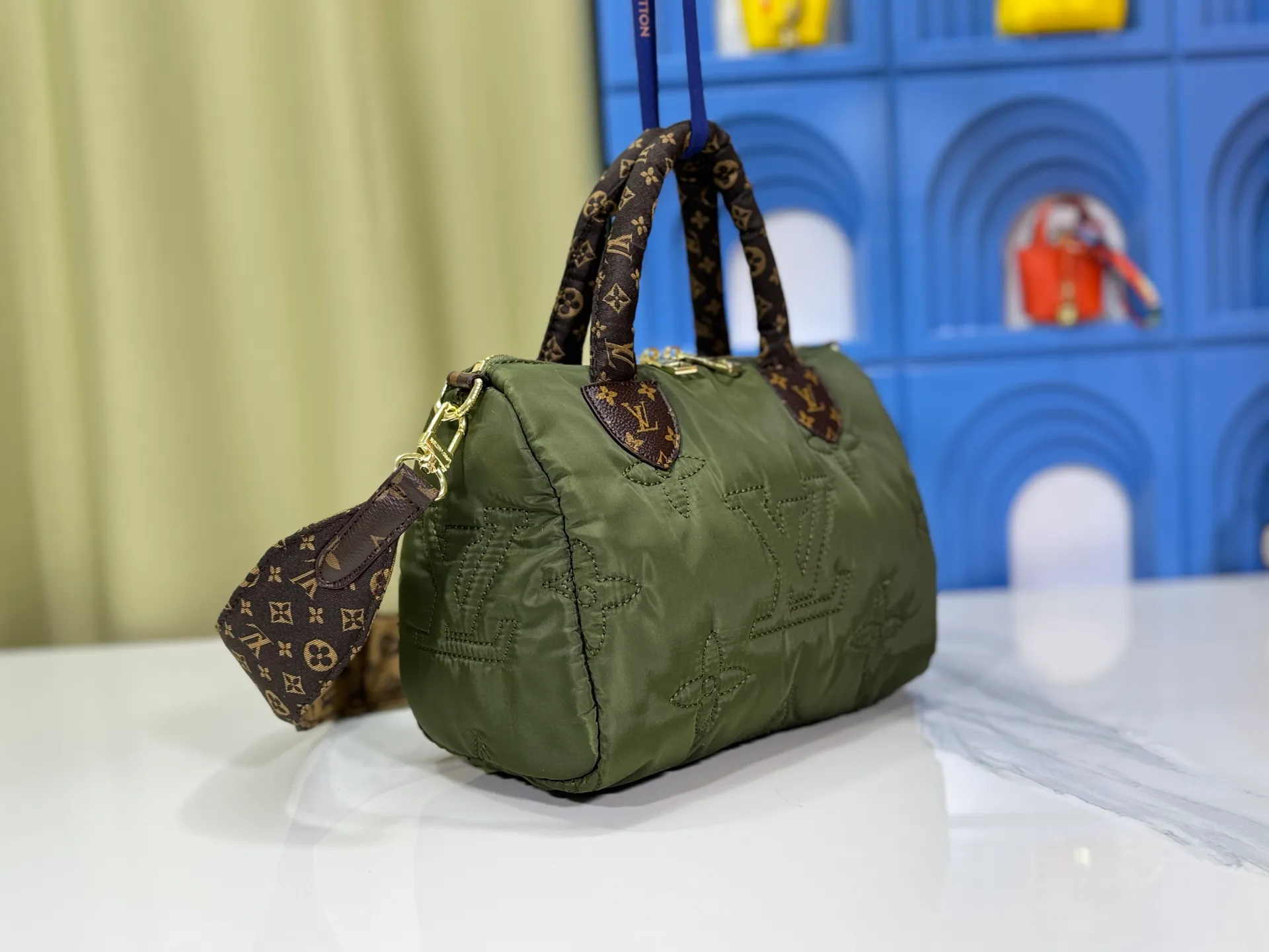 P240 upgraded original M21061 M20937 M59008 This LV Pillow Speedy Bandoulière 25 handbag injects a cool attitude into the brand's classic configuration. Recycled padded nylon has a matte sheen, with Monogram embroidery and Mini Monogram canvas trim. The top handle and shoulder strap are both padded, making it softer, warmer and more comfortable to carry. Dimensions: 25.0 x 19.0 x 15.0 cm (length x height x width)