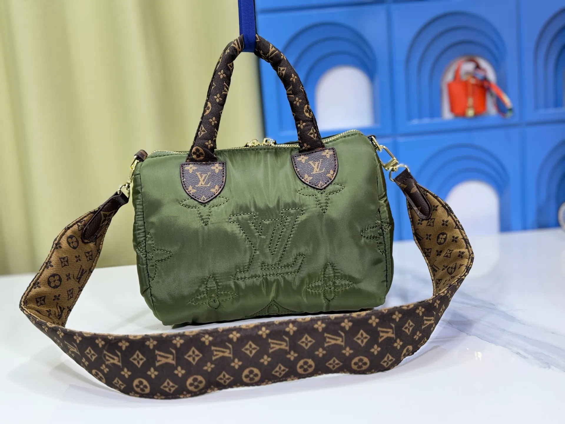 P240 upgraded original M21061 M20937 M59008 This LV Pillow Speedy Bandoulière 25 handbag injects a cool attitude into the brand's classic configuration. Recycled padded nylon has a matte sheen, with Monogram embroidery and Mini Monogram canvas trim. The top handle and shoulder strap are both padded, making it softer, warmer and more comfortable to carry. Dimensions: 25.0 x 19.0 x 15.0 cm (length x height x width)