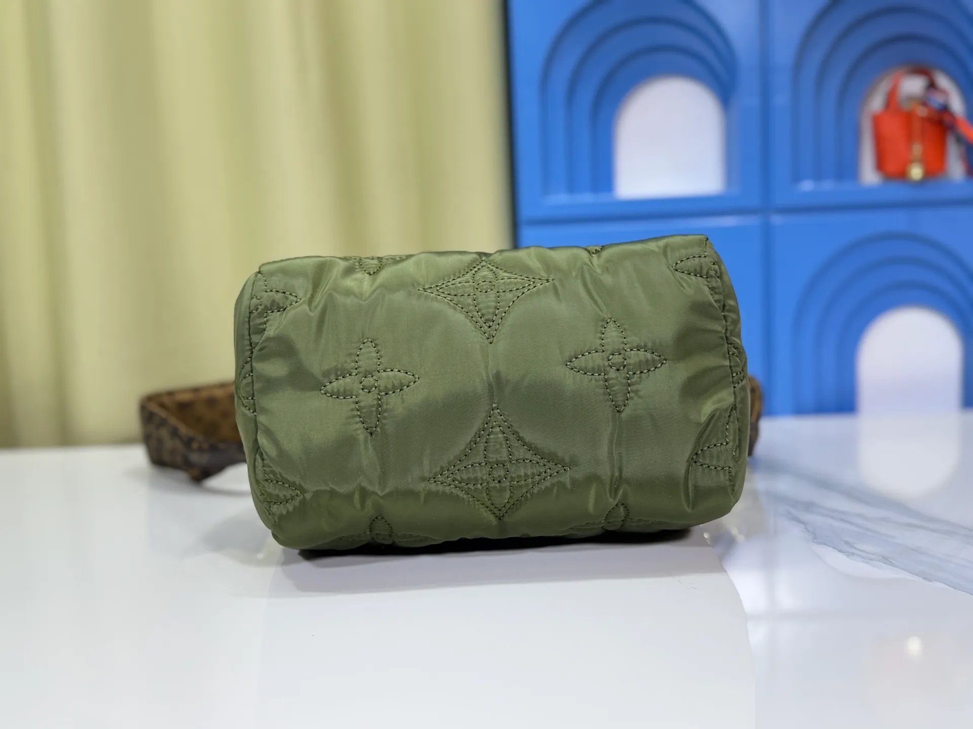 P240 upgraded original M21061 M20937 M59008 This LV Pillow Speedy Bandoulière 25 handbag injects a cool attitude into the brand's classic configuration. Recycled padded nylon has a matte sheen, with Monogram embroidery and Mini Monogram canvas trim. The top handle and shoulder strap are both padded, making it softer, warmer and more comfortable to carry. Dimensions: 25.0 x 19.0 x 15.0 cm (length x height x width)