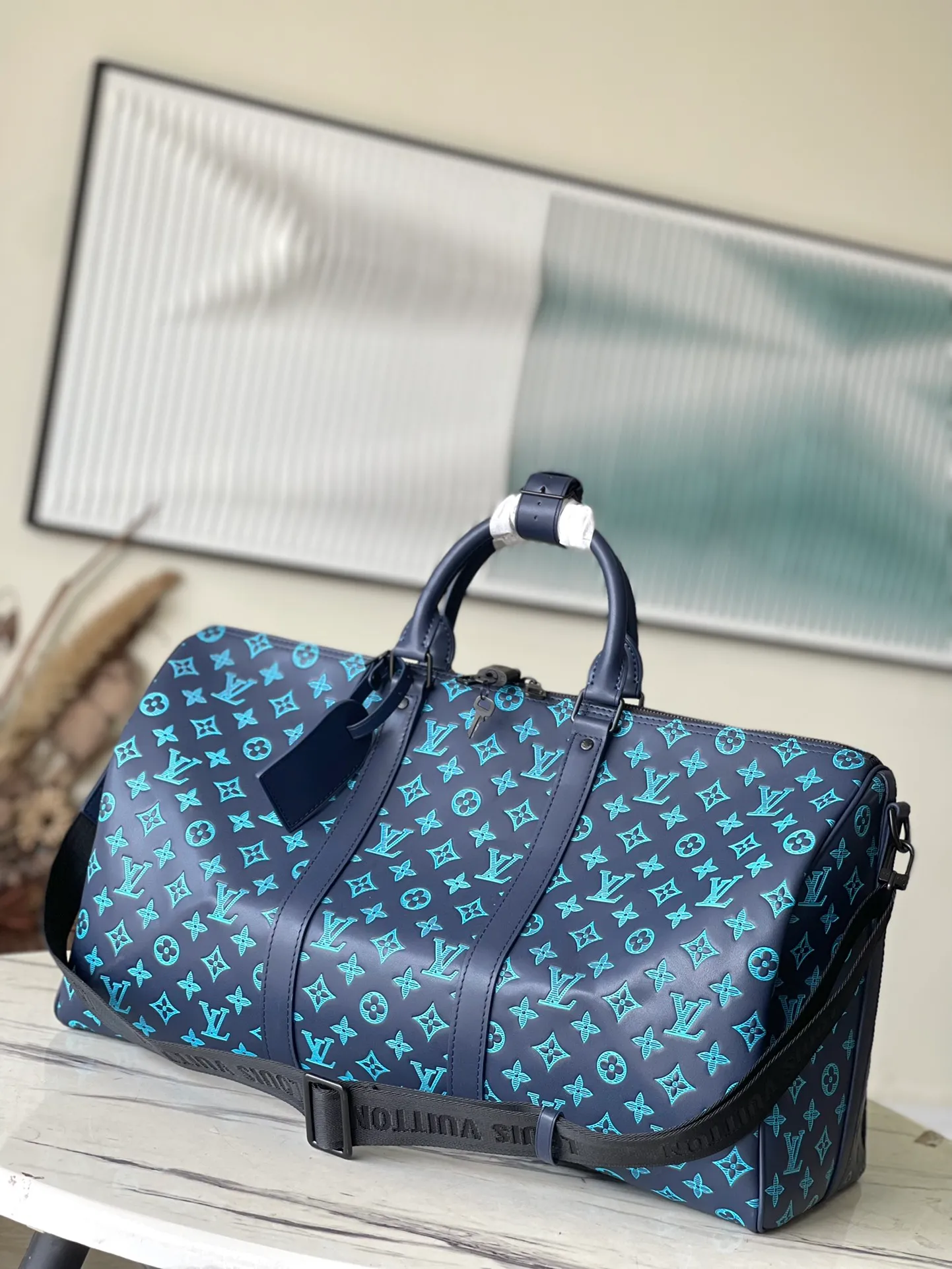 💰1460 (top layer leather) top original order M46593 This Keepall Bandouliere50 travel bag is made of matte cow leather embossed with Monogram pattern, giving off a handsome and sporty atmosphere. The compact structure hides plenty of space to accommodate short-distance travel needs. The top handle and removable and adjustable shoulder strap allow for a variety of carrying options. Dimensions: 50 × 29 × 23 cm