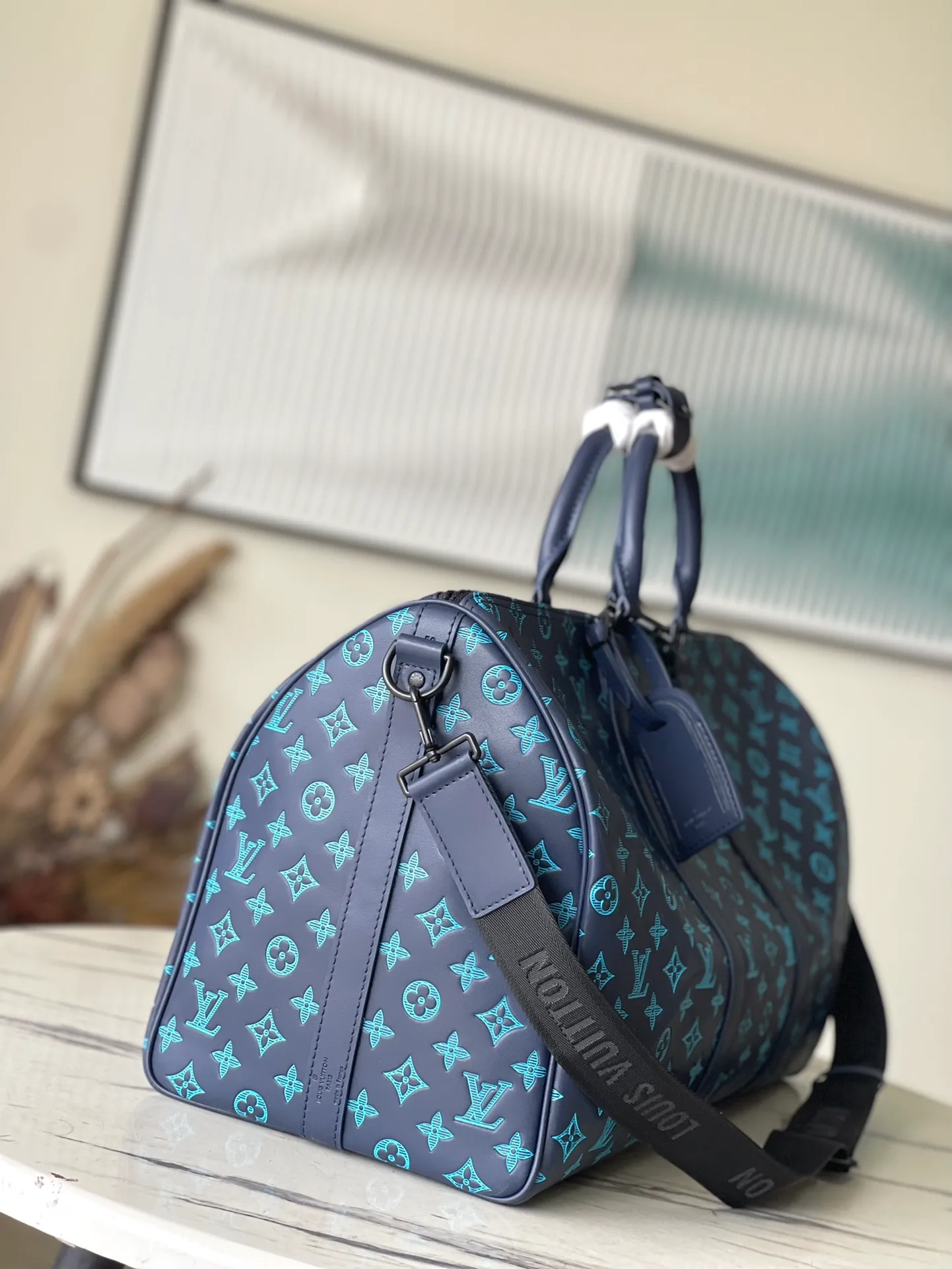 💰1460 (top layer leather) top original order M46593 This Keepall Bandouliere50 travel bag is made of matte cow leather embossed with Monogram pattern, giving off a handsome and sporty atmosphere. The compact structure hides plenty of space to accommodate short-distance travel needs. The top handle and removable and adjustable shoulder strap allow for a variety of carrying options. Dimensions: 50 × 29 × 23 cm