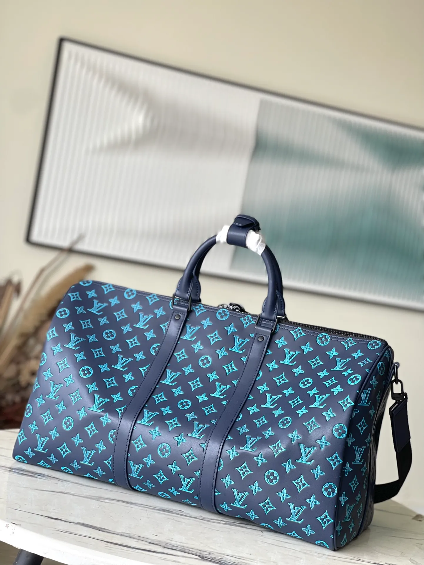 💰1460 (top layer leather) top original order M46593 This Keepall Bandouliere50 travel bag is made of matte cow leather embossed with Monogram pattern, giving off a handsome and sporty atmosphere. The compact structure hides plenty of space to accommodate short-distance travel needs. The top handle and removable and adjustable shoulder strap allow for a variety of carrying options. Dimensions: 50 × 29 × 23 cm