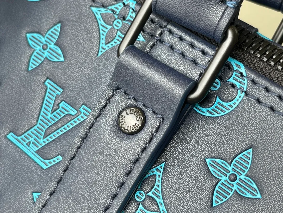 💰1460 (top layer leather) top original order M46593 This Keepall Bandouliere50 travel bag is made of matte cow leather embossed with Monogram pattern, giving off a handsome and sporty atmosphere. The compact structure hides plenty of space to accommodate short-distance travel needs. The top handle and removable and adjustable shoulder strap allow for a variety of carrying options. Dimensions: 50 × 29 × 23 cm