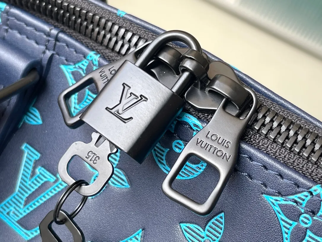 💰1460 (top layer leather) top original order M46593 This Keepall Bandouliere50 travel bag is made of matte cow leather embossed with Monogram pattern, giving off a handsome and sporty atmosphere. The compact structure hides plenty of space to accommodate short-distance travel needs. The top handle and removable and adjustable shoulder strap allow for a variety of carrying options. Dimensions: 50 × 29 × 23 cm