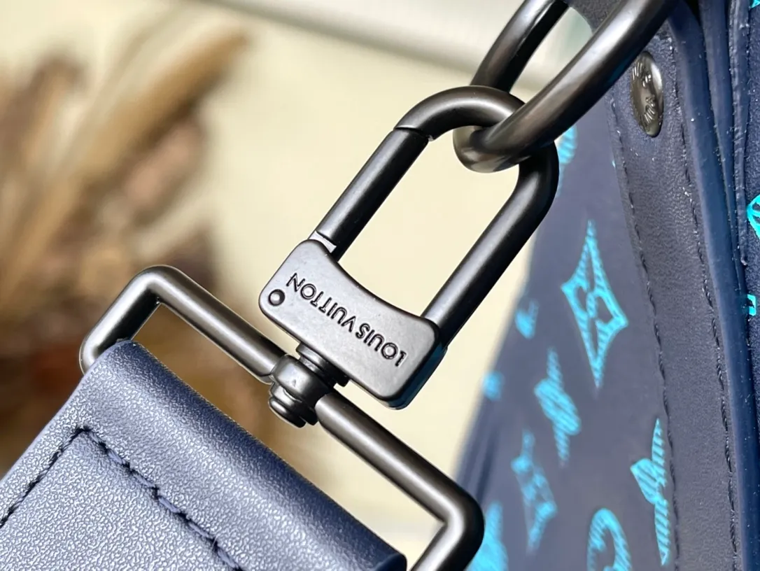 💰1460 (top layer leather) top original order M46593 This Keepall Bandouliere50 travel bag is made of matte cow leather embossed with Monogram pattern, giving off a handsome and sporty atmosphere. The compact structure hides plenty of space to accommodate short-distance travel needs. The top handle and removable and adjustable shoulder strap allow for a variety of carrying options. Dimensions: 50 × 29 × 23 cm