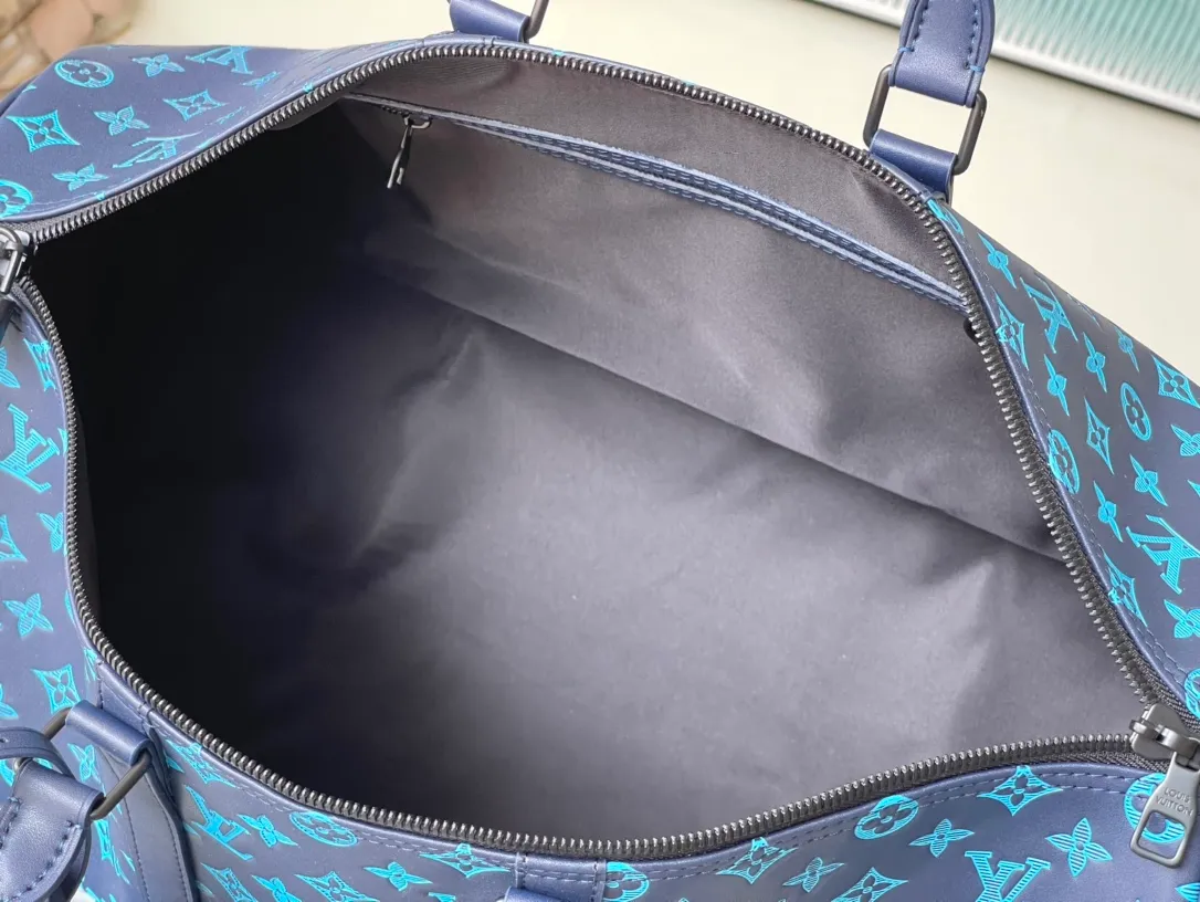 💰1460 (top layer leather) top original order M46593 This Keepall Bandouliere50 travel bag is made of matte cow leather embossed with Monogram pattern, giving off a handsome and sporty atmosphere. The compact structure hides plenty of space to accommodate short-distance travel needs. The top handle and removable and adjustable shoulder strap allow for a variety of carrying options. Dimensions: 50 × 29 × 23 cm