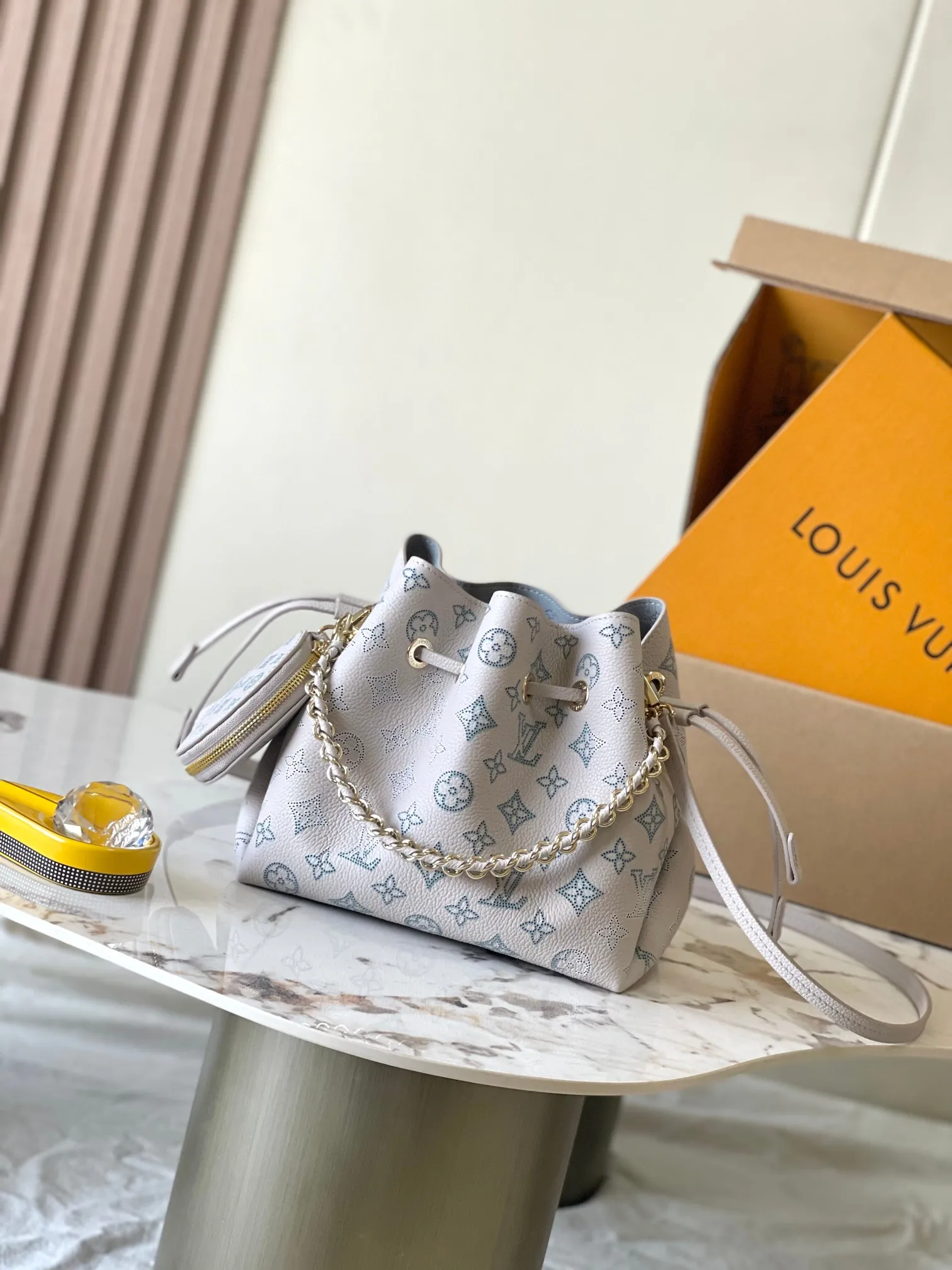 p2400 [Special grade MB163c chip version original leather] This Bella handbag Model: M12125 gradient 163c chip Material: A-grade all-steel hardware, imported original cow leather Packing: Full set of original duty-free MB packaging Dimensions: 19.0 x 22.0 x 14.0cm