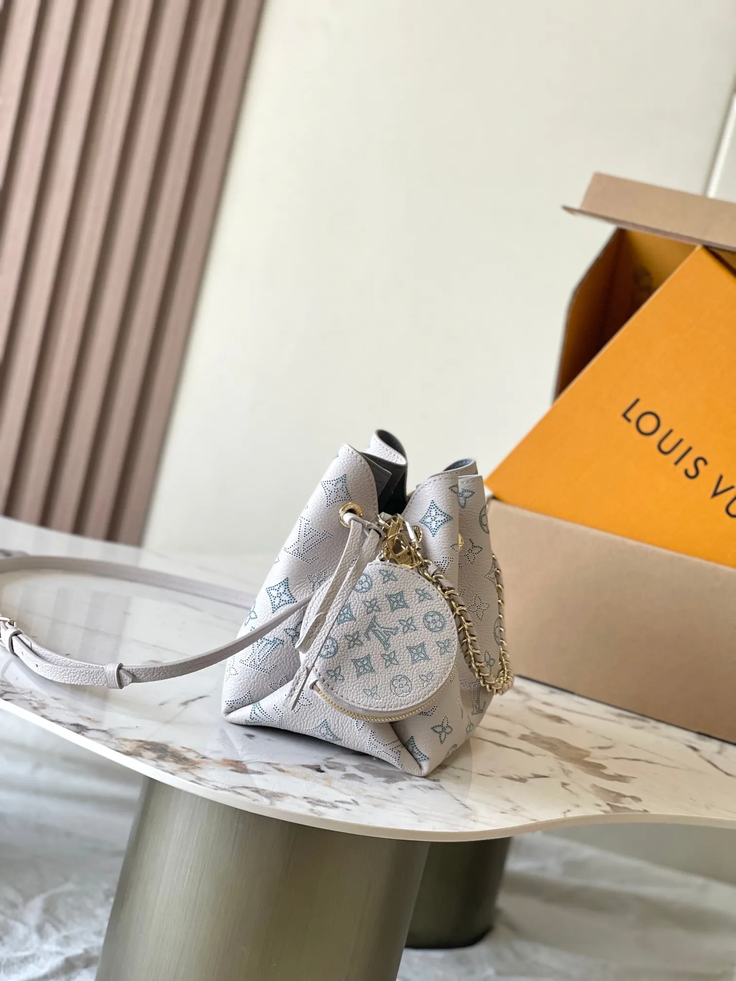 p2400 [Special grade MB163c chip version original leather] This Bella handbag Model: M12125 gradient 163c chip Material: A-grade all-steel hardware, imported original cow leather Packing: Full set of original duty-free MB packaging Dimensions: 19.0 x 22.0 x 14.0cm