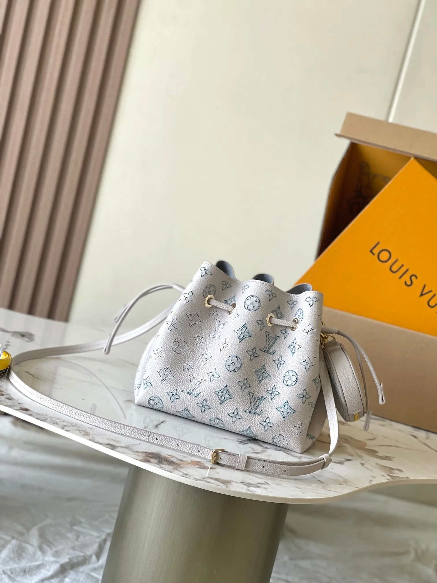 p2400 [Special grade MB163c chip version original leather] This Bella handbag Model: M12125 gradient 163c chip Material: A-grade all-steel hardware, imported original cow leather Packing: Full set of original duty-free MB packaging Dimensions: 19.0 x 22.0 x 14.0cm