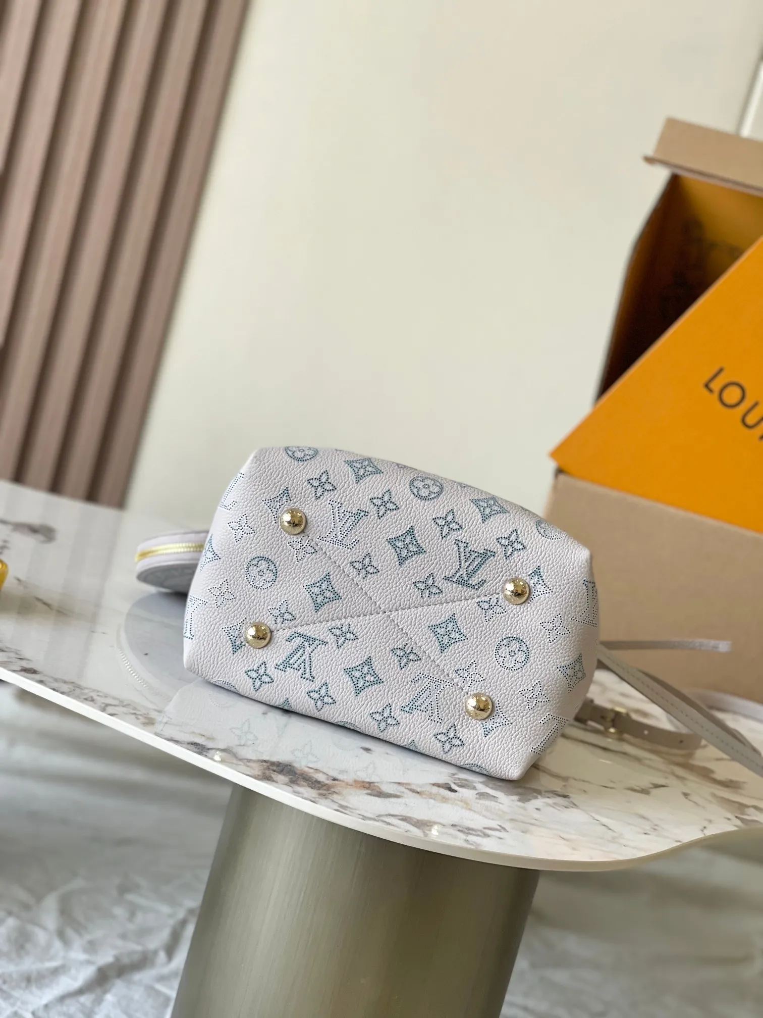 p2400 [Special grade MB163c chip version original leather] This Bella handbag Model: M12125 gradient 163c chip Material: A-grade all-steel hardware, imported original cow leather Packing: Full set of original duty-free MB packaging Dimensions: 19.0 x 22.0 x 14.0cm