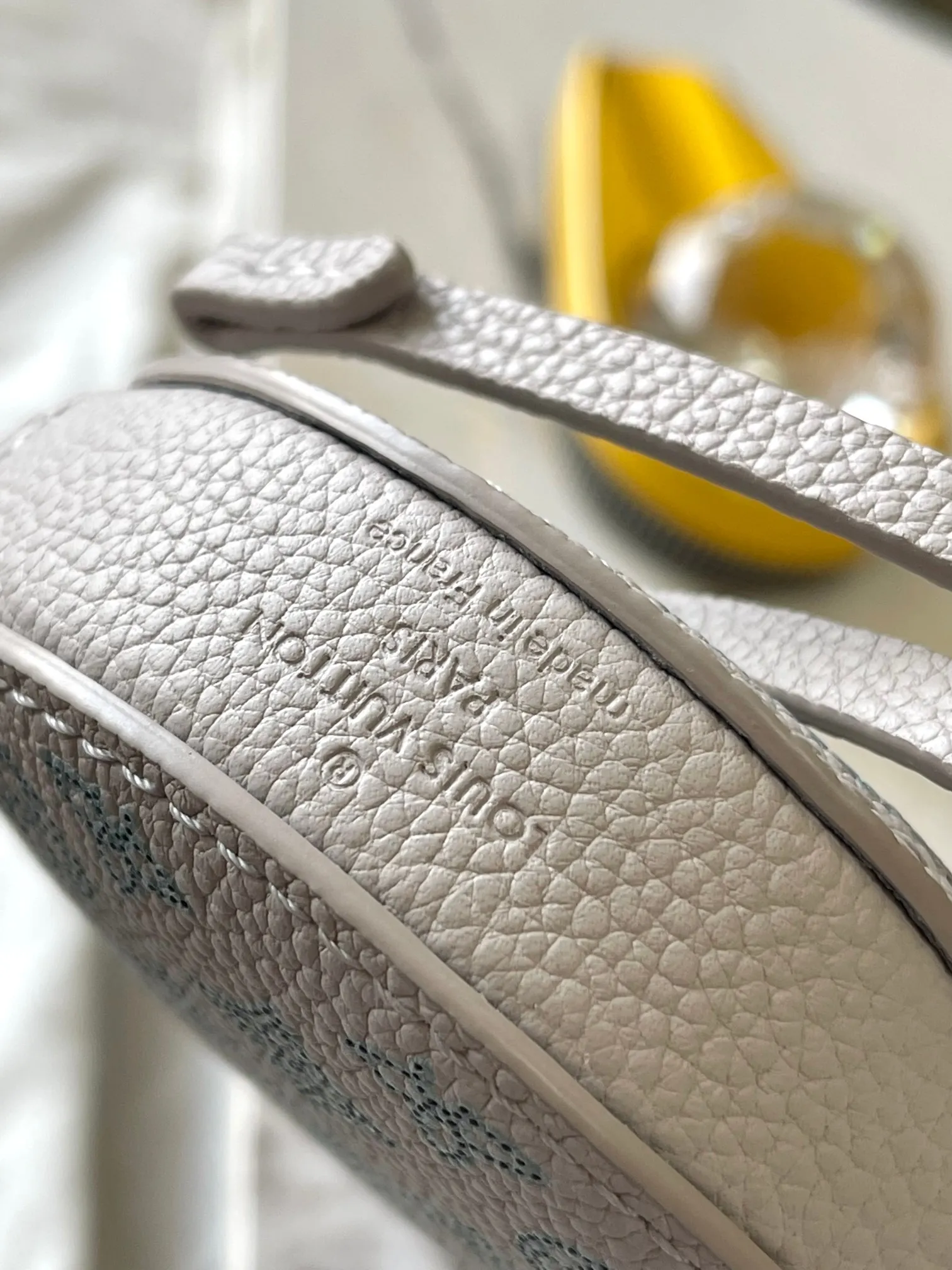 p2400 [Special grade MB163c chip version original leather] This Bella handbag Model: M12125 gradient 163c chip Material: A-grade all-steel hardware, imported original cow leather Packing: Full set of original duty-free MB packaging Dimensions: 19.0 x 22.0 x 14.0cm
