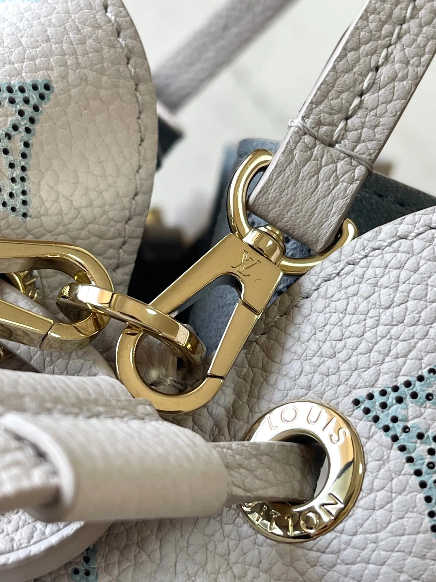 p2400 [Special grade MB163c chip version original leather] This Bella handbag Model: M12125 gradient 163c chip Material: A-grade all-steel hardware, imported original cow leather Packing: Full set of original duty-free MB packaging Dimensions: 19.0 x 22.0 x 14.0cm