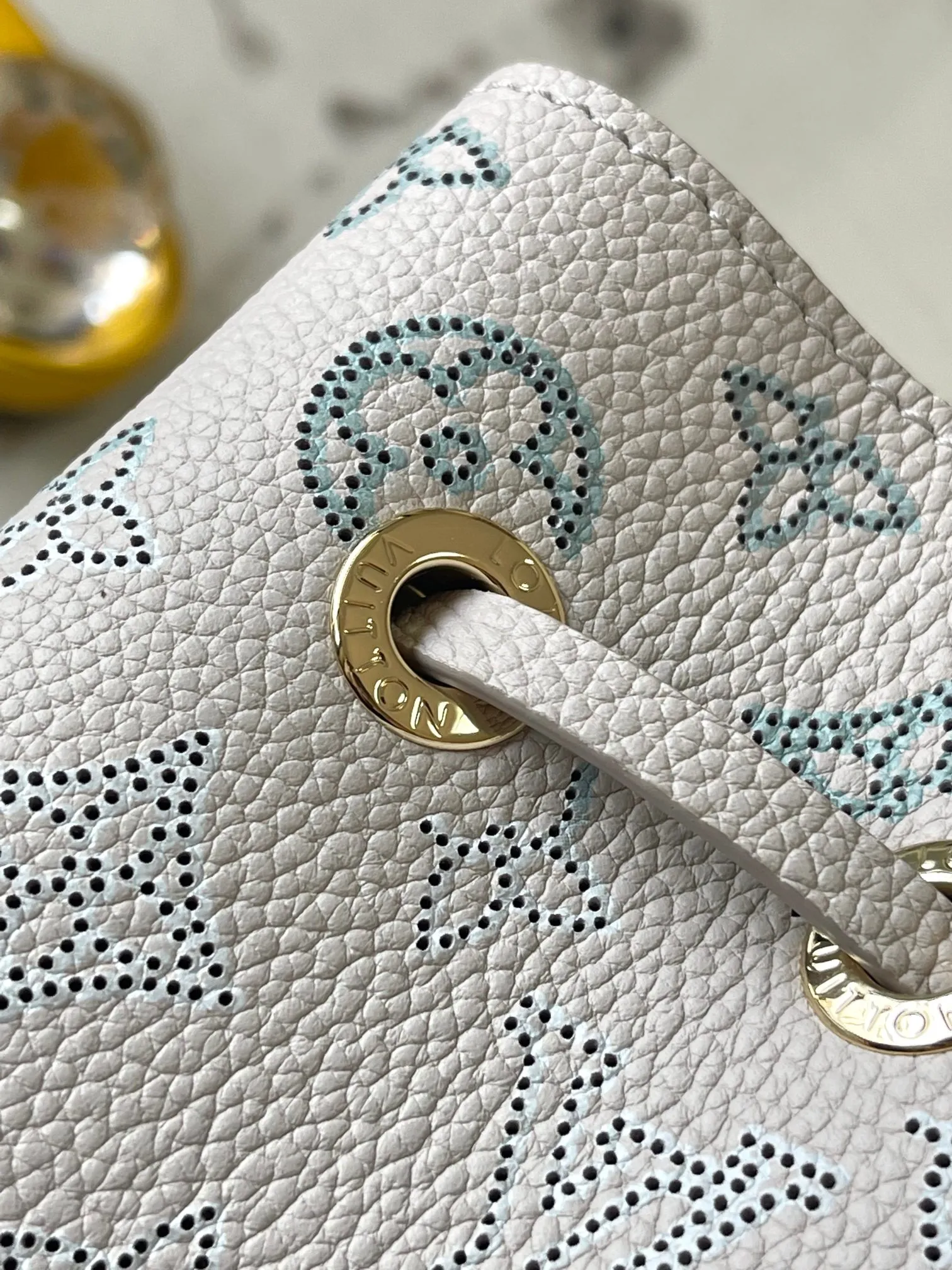 p2400 [Special grade MB163c chip version original leather] This Bella handbag Model: M12125 gradient 163c chip Material: A-grade all-steel hardware, imported original cow leather Packing: Full set of original duty-free MB packaging Dimensions: 19.0 x 22.0 x 14.0cm