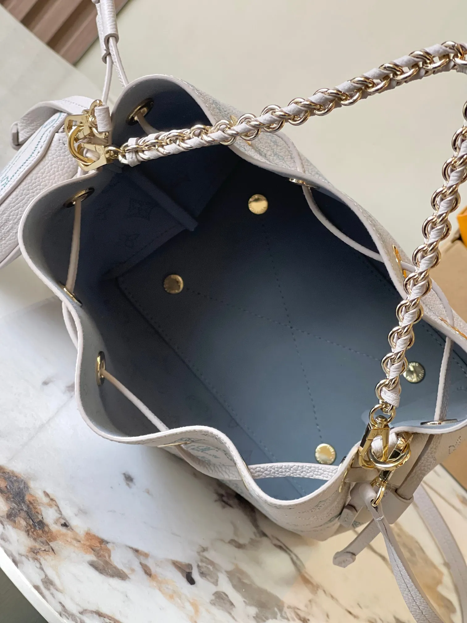 p2400 [Special grade MB163c chip version original leather] This Bella handbag Model: M12125 gradient 163c chip Material: A-grade all-steel hardware, imported original cow leather Packing: Full set of original duty-free MB packaging Dimensions: 19.0 x 22.0 x 14.0cm