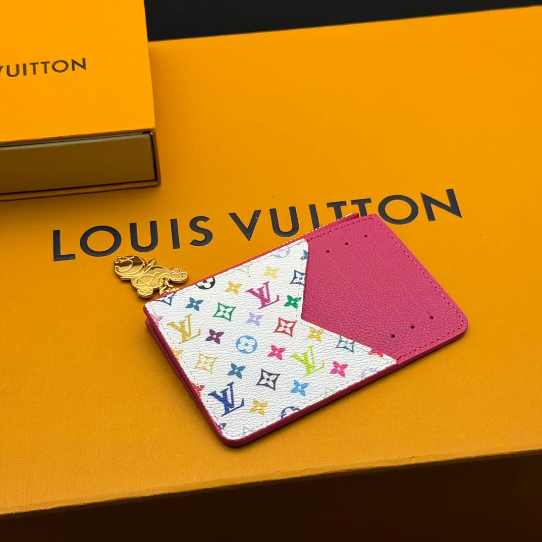 💰140 💎Top original #rose red 🇫🇷 This Romy card holder is from the Louis Vuitton x Takashi Murakami cross-border collaboration series. It renders fresh colors for Monogram Empreinte leather, subtly paying tribute to the rainbow tones painted by Japanese artists. Colorful Monogram coated canvas accents the patch pockets, and the panda-shaped zipper pull of the zippered coin bag adds new season interest. Model: M13800 Dimensions: 8 x 0.8 x 12 cm (H x W x Length)