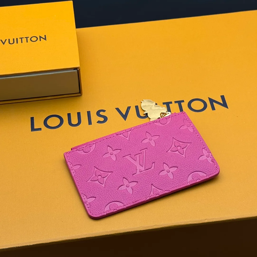 💰140 💎Top original #rose red 🇫🇷 This Romy card holder is from the Louis Vuitton x Takashi Murakami cross-border collaboration series. It renders fresh colors for Monogram Empreinte leather, subtly paying tribute to the rainbow tones painted by Japanese artists. Colorful Monogram coated canvas accents the patch pockets, and the panda-shaped zipper pull of the zippered coin bag adds new season interest. Model: M13800 Dimensions: 8 x 0.8 x 12 cm (H x W x Length)