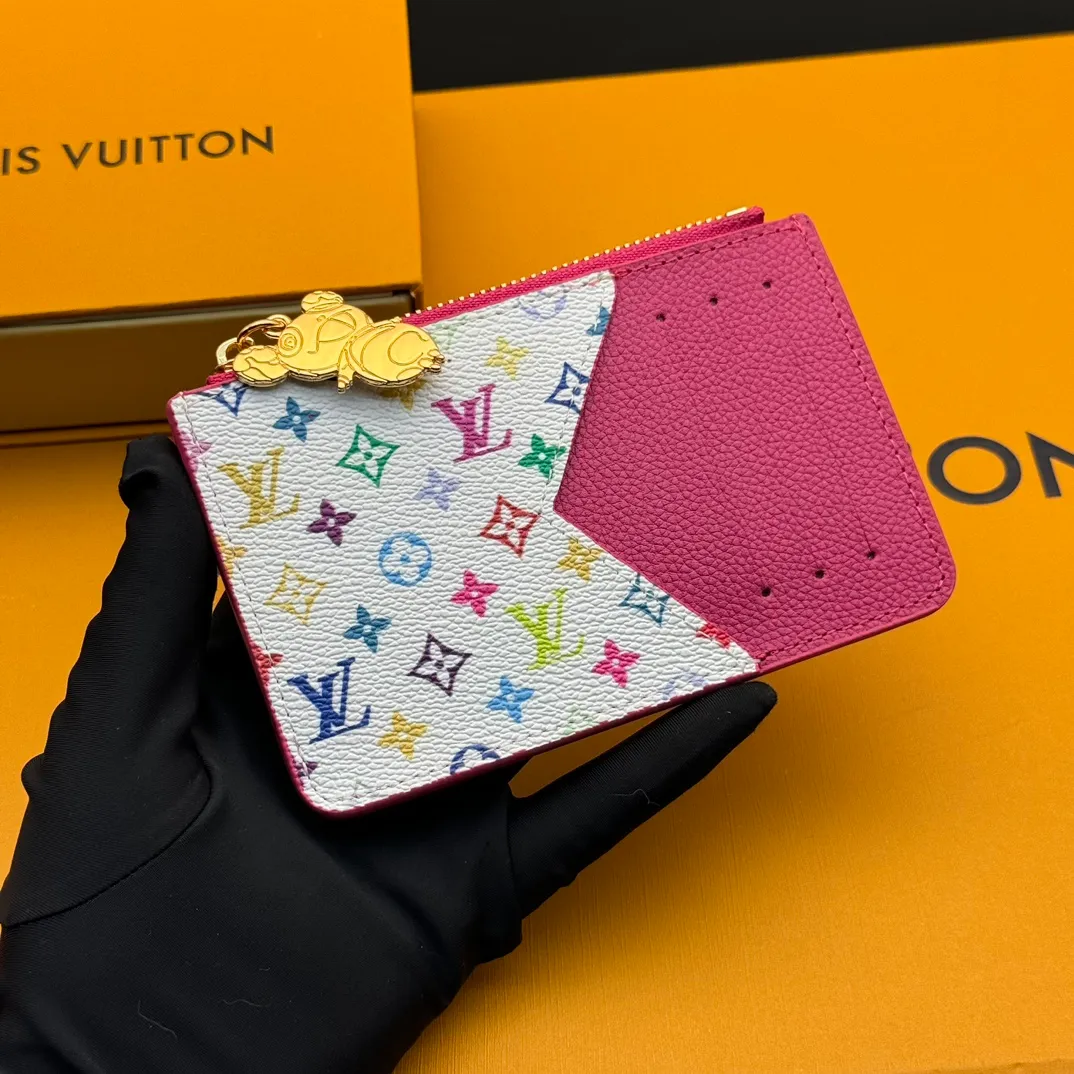 💰140 💎Top original #rose red 🇫🇷 This Romy card holder is from the Louis Vuitton x Takashi Murakami cross-border collaboration series. It renders fresh colors for Monogram Empreinte leather, subtly paying tribute to the rainbow tones painted by Japanese artists. Colorful Monogram coated canvas accents the patch pockets, and the panda-shaped zipper pull of the zippered coin bag adds new season interest. Model: M13800 Dimensions: 8 x 0.8 x 12 cm (H x W x Length)