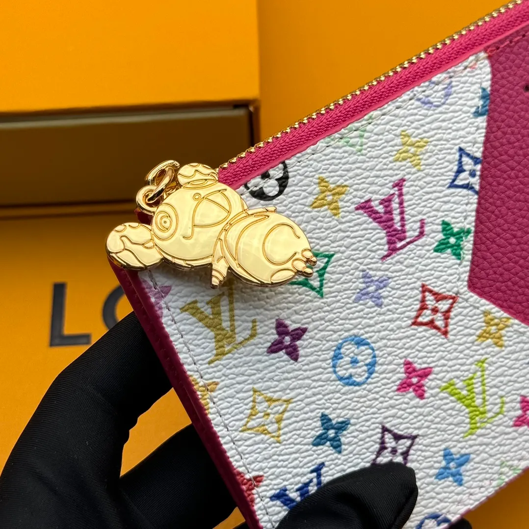 💰140 💎Top original #rose red 🇫🇷 This Romy card holder is from the Louis Vuitton x Takashi Murakami cross-border collaboration series. It renders fresh colors for Monogram Empreinte leather, subtly paying tribute to the rainbow tones painted by Japanese artists. Colorful Monogram coated canvas accents the patch pockets, and the panda-shaped zipper pull of the zippered coin bag adds new season interest. Model: M13800 Dimensions: 8 x 0.8 x 12 cm (H x W x Length)