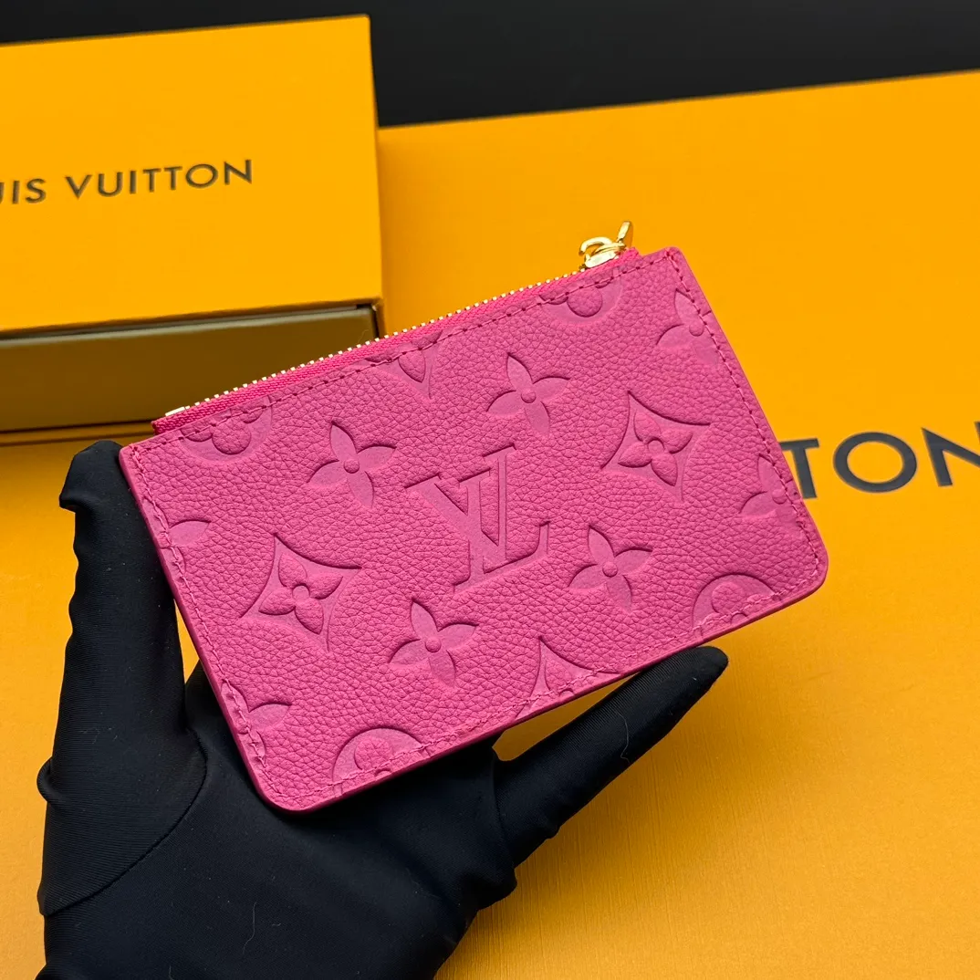 💰140 💎Top original #rose red 🇫🇷 This Romy card holder is from the Louis Vuitton x Takashi Murakami cross-border collaboration series. It renders fresh colors for Monogram Empreinte leather, subtly paying tribute to the rainbow tones painted by Japanese artists. Colorful Monogram coated canvas accents the patch pockets, and the panda-shaped zipper pull of the zippered coin bag adds new season interest. Model: M13800 Dimensions: 8 x 0.8 x 12 cm (H x W x Length)
