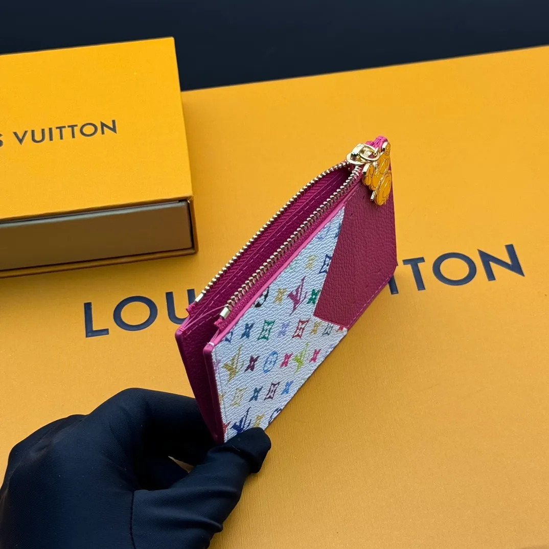 💰140 💎Top original #rose red 🇫🇷 This Romy card holder is from the Louis Vuitton x Takashi Murakami cross-border collaboration series. It renders fresh colors for Monogram Empreinte leather, subtly paying tribute to the rainbow tones painted by Japanese artists. Colorful Monogram coated canvas accents the patch pockets, and the panda-shaped zipper pull of the zippered coin bag adds new season interest. Model: M13800 Dimensions: 8 x 0.8 x 12 cm (H x W x Length)
