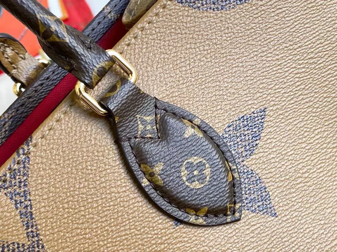 💰760 (Black Leather Shoulder Strap) Top Original M45321 Black Leather Long Shoulder Strap Onthego medium handbag is decorated with classic Monogram canvas and Monogram Reverse canvas on both sides, presenting different styles at will. Toron's dual handles and shoulder strap allow for a variety of carrying options. Dimensions: 35 x 27 x 14 cm