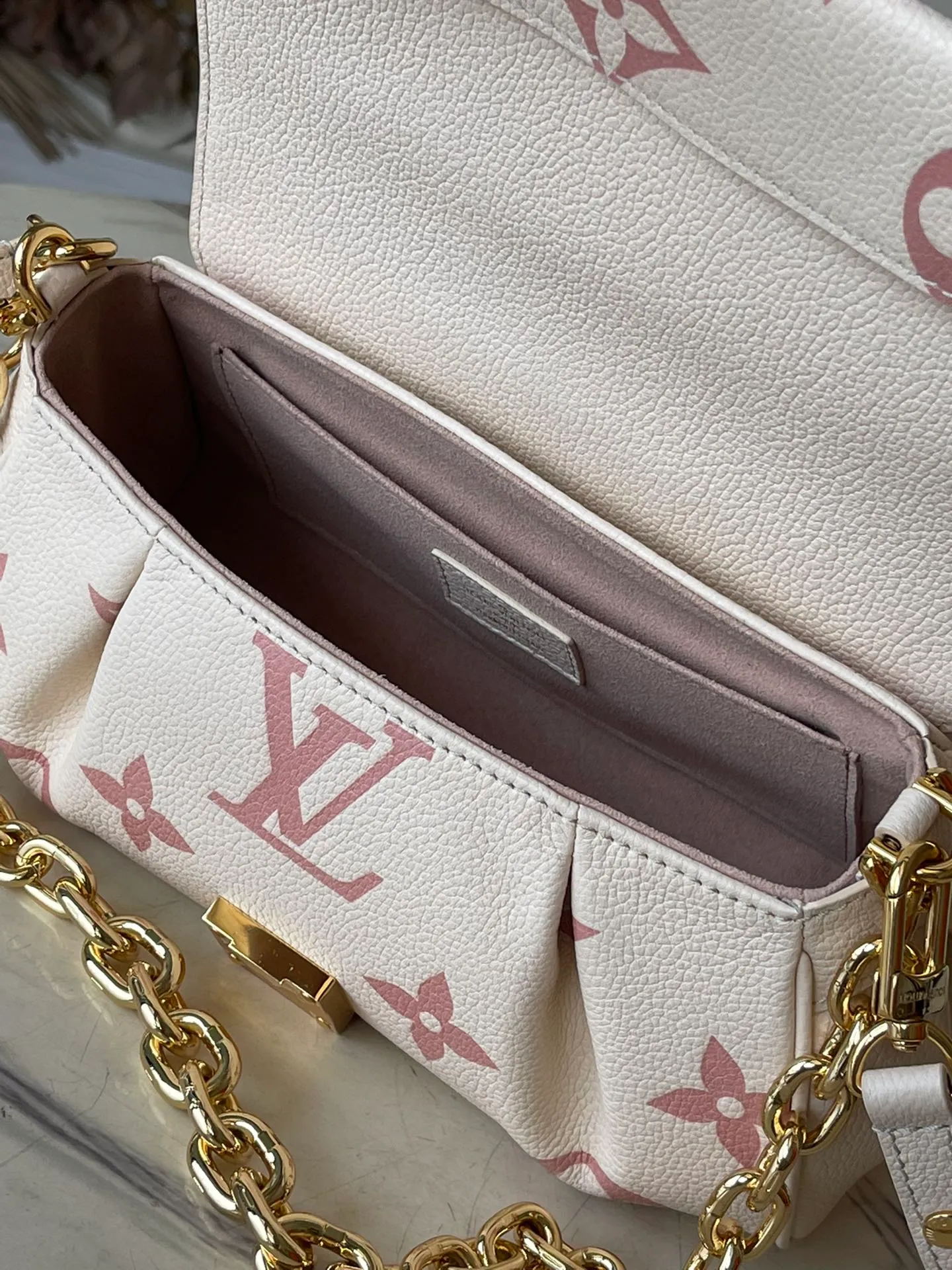 💰1180 (top layer leather) top original order M46393. Support counter inspection. Photos taken of duty-free goods are consistent with the product without unpacking. This product is an exclusive duty-free product in the market and is the highest-end product. Inspection is supported. This product has passed strict inspection and is flawless. Please wear gloves when touching the product. This product is not returnable or exchangeable. Please confirm the product first and then remove the label on the handle. This product is temporarily not open to the public, only regular customers, and is in short supply. Dimensions: 24 x 14 x 9 cm