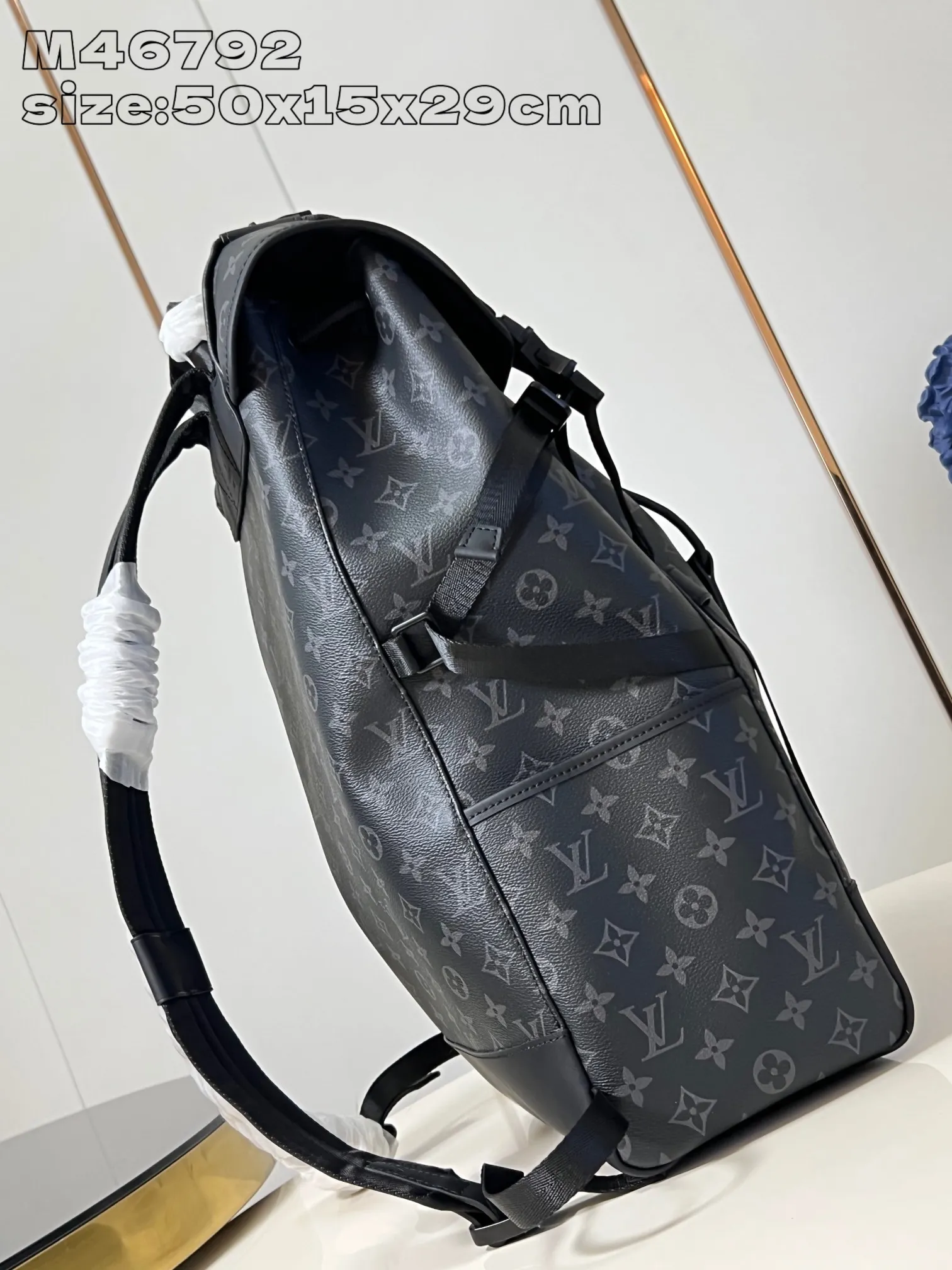 💰1080 Top-quality original individual real shot M46792 Black Flower] This Getaway backpack draws on the energetic style of outdoor sports and uses Monogram Eclipse canvas to create a soft and close-fitting structure. The top flap has an LV logo quick-release buckle, a spacious main compartment and multiple exterior pockets, making it a trendy choice for travel or daily travel. 50 x 15 x 29 cm (height x width x length) [Warm reminder: This item is too big to fit in the packaging]