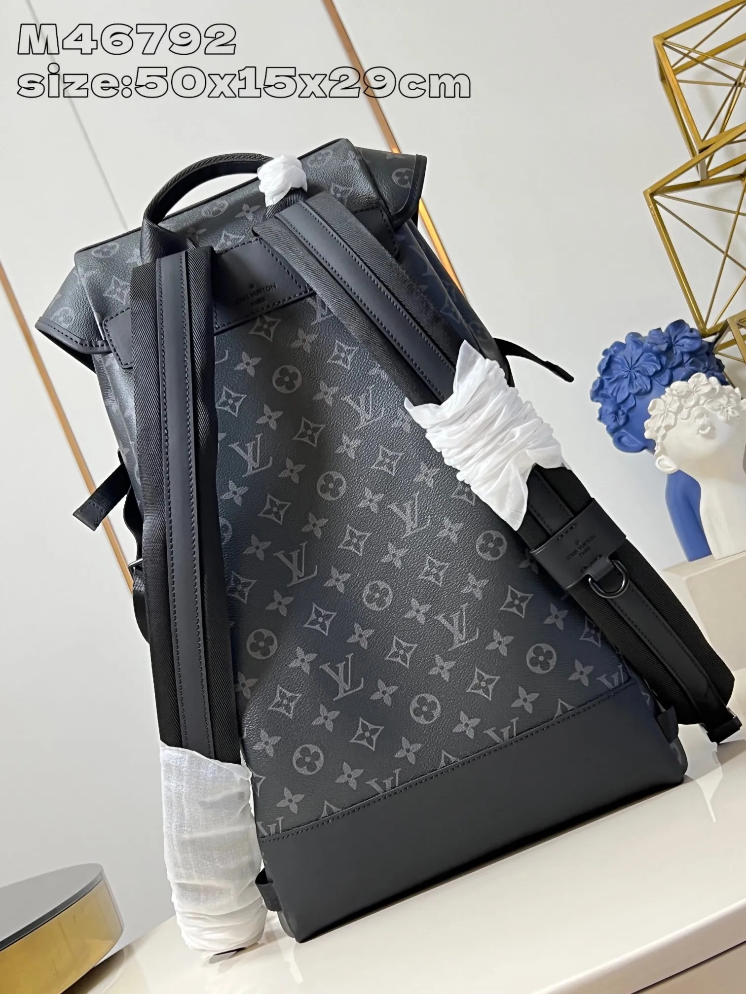 💰1080 Top-quality original individual real shot M46792 Black Flower] This Getaway backpack draws on the energetic style of outdoor sports and uses Monogram Eclipse canvas to create a soft and close-fitting structure. The top flap has an LV logo quick-release buckle, a spacious main compartment and multiple exterior pockets, making it a trendy choice for travel or daily travel. 50 x 15 x 29 cm (height x width x length) [Warm reminder: This item is too big to fit in the packaging]