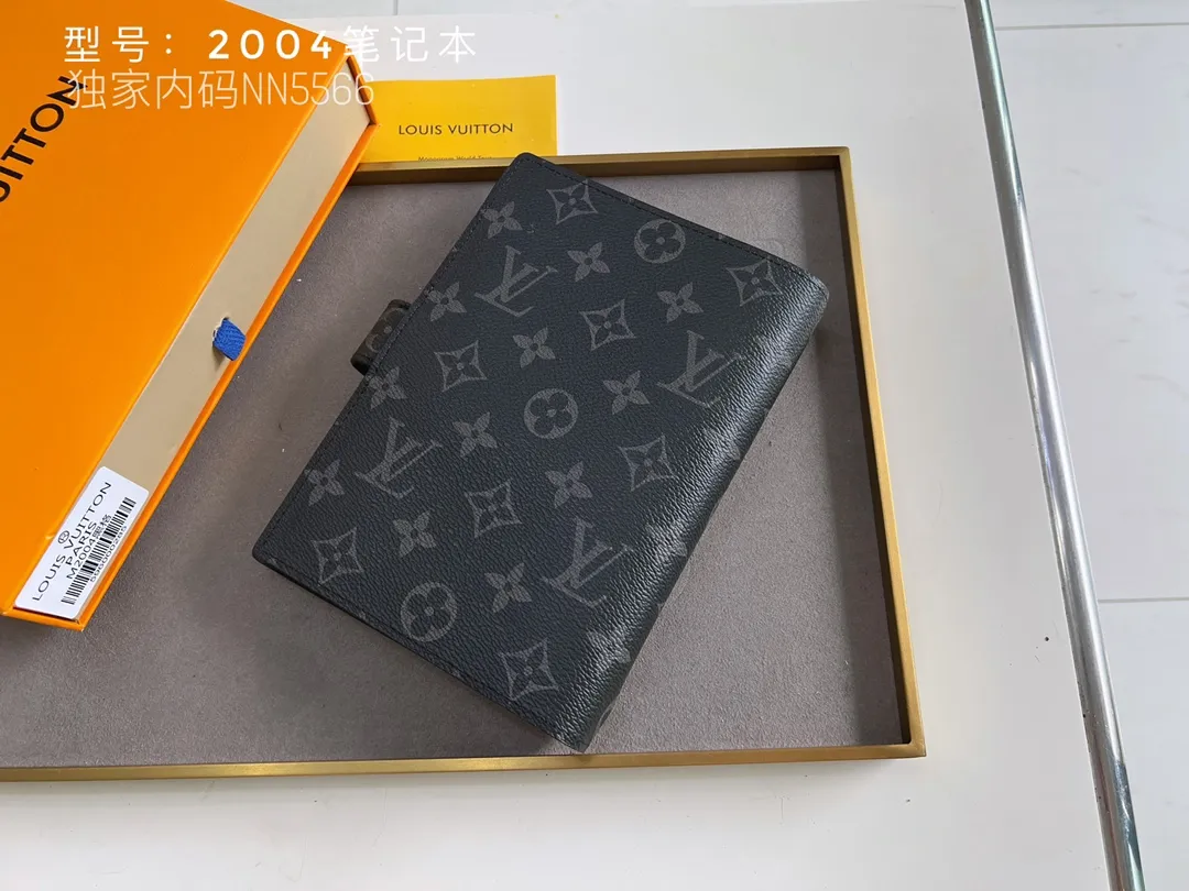 💰140 Top Original 💎 Latest Date 📅 Notepad This small notepad cover is made of Monogram canvas and can hold three credit cards. It can also be used as an address book, notebook or calendar. Epi leather is delicately embossed with LV initials and is lined with intertwined textured leather - Push-button closure - Six-ring binder with three rings in a set, six credit card slots and two internal compartments - Notepad insert available separately. Model: 2004 Size: 14x18cm