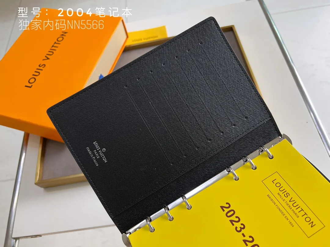 💰140 Top Original 💎 Latest Date 📅 Notepad This small notepad cover is made of Monogram canvas and can hold three credit cards. It can also be used as an address book, notebook or calendar. Epi leather is delicately embossed with LV initials and is lined with intertwined textured leather - Push-button closure - Six-ring binder with three rings in a set, six credit card slots and two internal compartments - Notepad insert available separately. Model: 2004 Size: 14x18cm