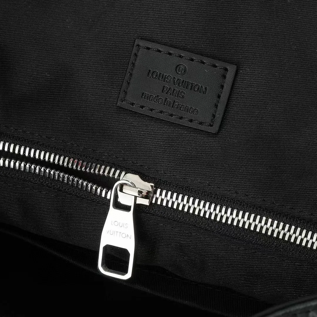 💰1340 (first-grain leather) Top-quality original M55699 full leather Christopher backpack is made of Taurillon leather with embossed Monogram pattern. It has a moderate capacity and combines outer pockets and functional inner pockets, with leather shoulder straps and matte metal parts. Drawstring and snap closure securely keep your belongings safe. Dimensions: 41 x 48 x 13 cm