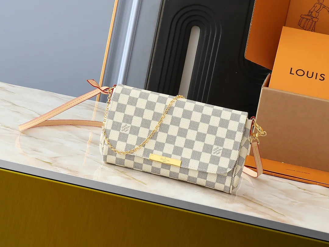 💰160💰Upgraded original M40718 presbyopia N41275 white check N41129 non-check This FAVORITE medium handbag This Favorite medium handbag is made of Monogram canvas and can be held by hand or worn on the shoulder. Comes with detachable shoulder strap and metal chain. Carry it every day, elegant and noble. Dimensions: 28.0 x 15.0 x 4.0 cm