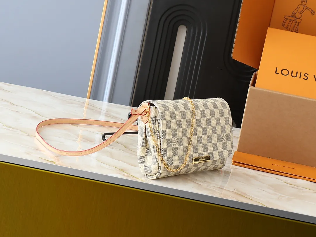 💰160💰Upgraded original M40718 presbyopia N41275 white check N41129 non-check This FAVORITE medium handbag This Favorite medium handbag is made of Monogram canvas and can be held by hand or worn on the shoulder. Comes with detachable shoulder strap and metal chain. Carry it every day, elegant and noble. Dimensions: 28.0 x 15.0 x 4.0 cm