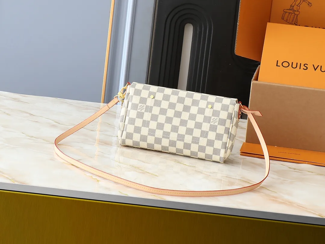 💰160💰Upgraded original M40718 presbyopia N41275 white check N41129 non-check This FAVORITE medium handbag This Favorite medium handbag is made of Monogram canvas and can be held by hand or worn on the shoulder. Comes with detachable shoulder strap and metal chain. Carry it every day, elegant and noble. Dimensions: 28.0 x 15.0 x 4.0 cm