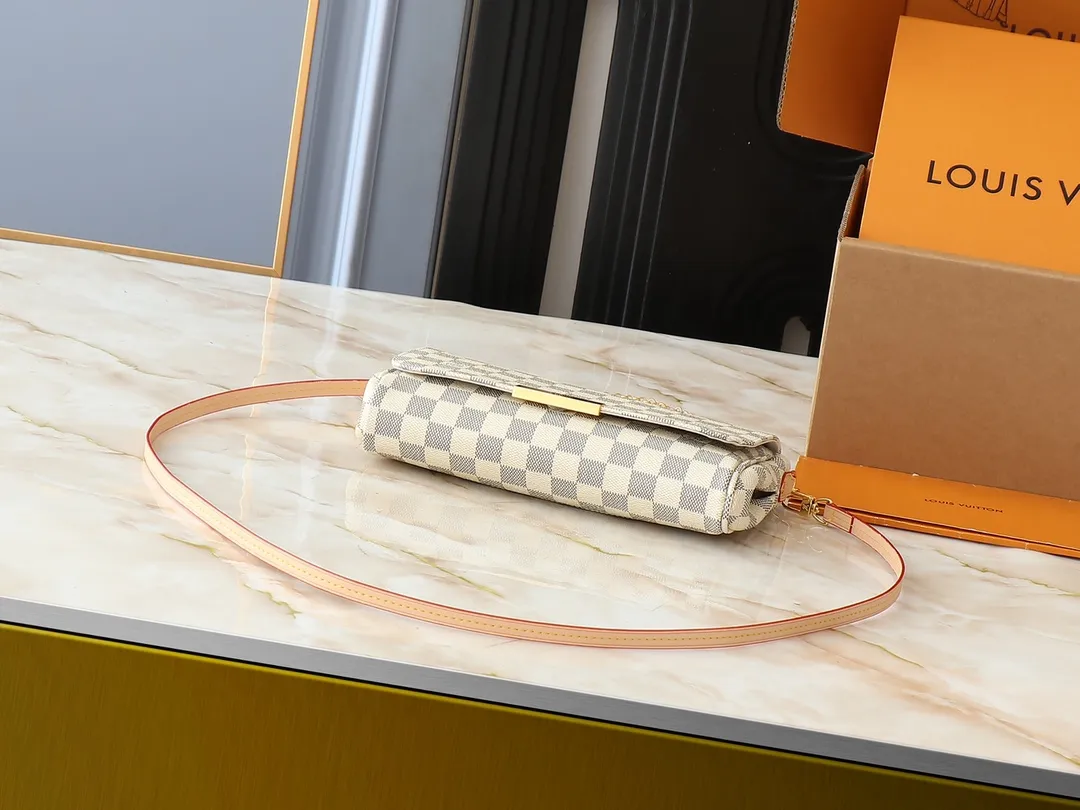 💰160💰Upgraded original M40718 presbyopia N41275 white check N41129 non-check This FAVORITE medium handbag This Favorite medium handbag is made of Monogram canvas and can be held by hand or worn on the shoulder. Comes with detachable shoulder strap and metal chain. Carry it every day, elegant and noble. Dimensions: 28.0 x 15.0 x 4.0 cm