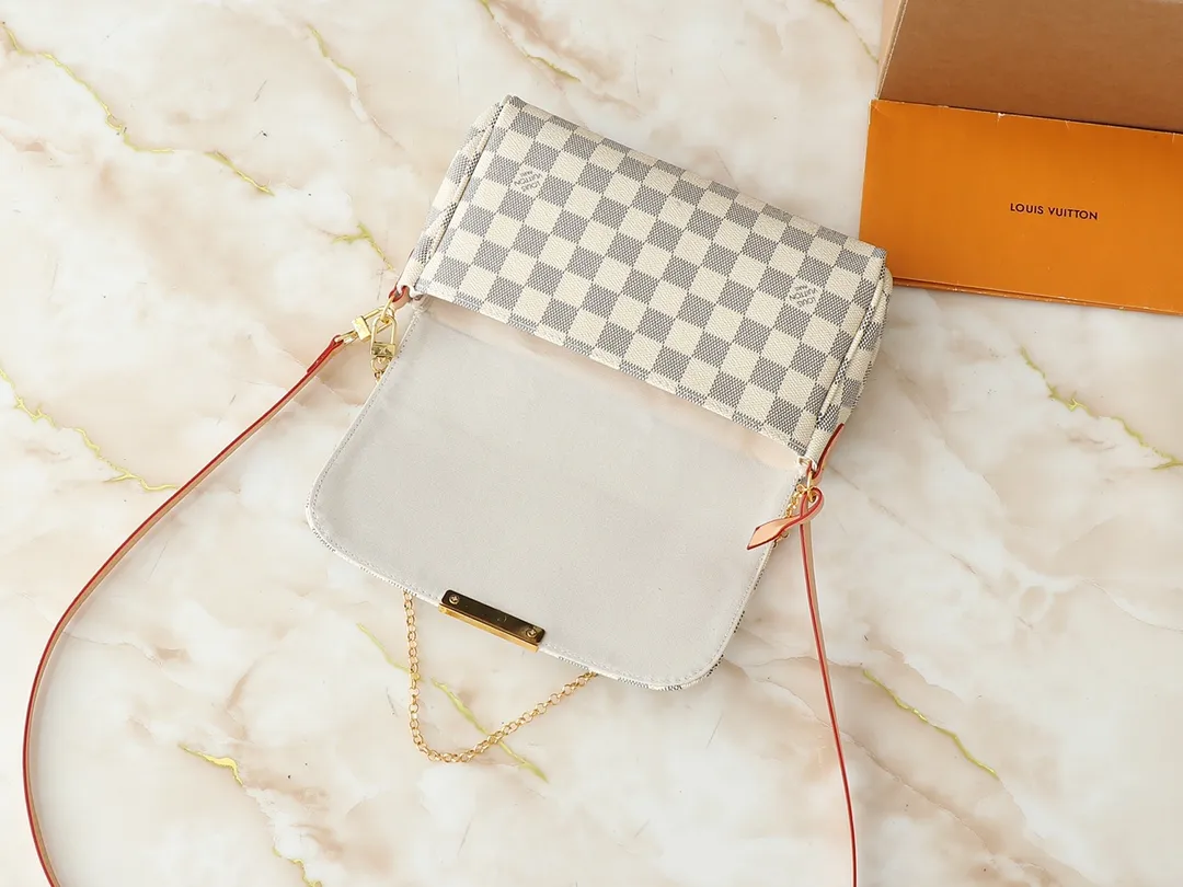 💰160💰Upgraded original M40718 presbyopia N41275 white check N41129 non-check This FAVORITE medium handbag This Favorite medium handbag is made of Monogram canvas and can be held by hand or worn on the shoulder. Comes with detachable shoulder strap and metal chain. Carry it every day, elegant and noble. Dimensions: 28.0 x 15.0 x 4.0 cm