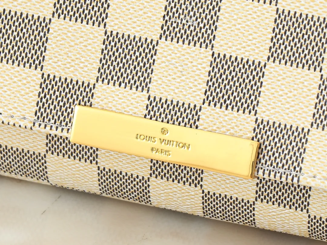 💰160💰Upgraded original M40718 presbyopia N41275 white check N41129 non-check This FAVORITE medium handbag This Favorite medium handbag is made of Monogram canvas and can be held by hand or worn on the shoulder. Comes with detachable shoulder strap and metal chain. Carry it every day, elegant and noble. Dimensions: 28.0 x 15.0 x 4.0 cm