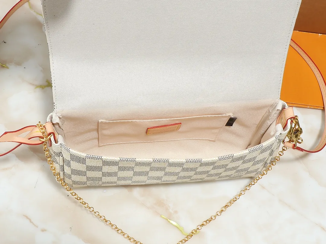 💰160💰Upgraded original M40718 presbyopia N41275 white check N41129 non-check This FAVORITE medium handbag This Favorite medium handbag is made of Monogram canvas and can be held by hand or worn on the shoulder. Comes with detachable shoulder strap and metal chain. Carry it every day, elegant and noble. Dimensions: 28.0 x 15.0 x 4.0 cm