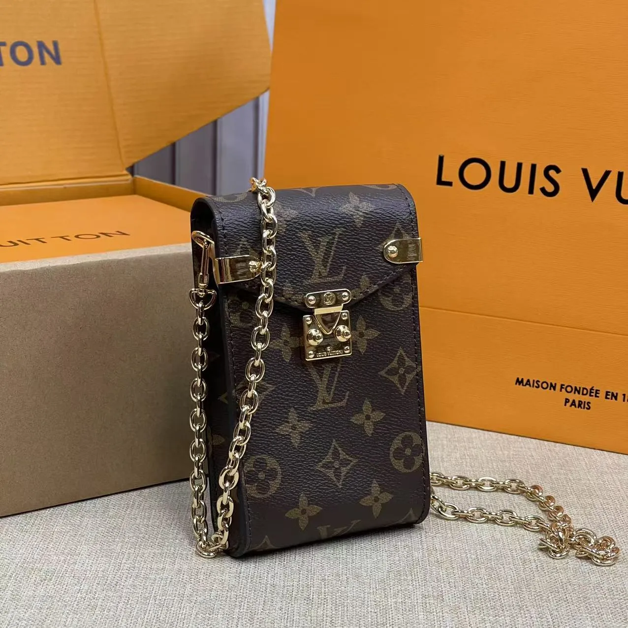 [Upgraded version] P420¥🤡New counter model·Mobile phone bag·Upgraded version·High quality·With 🎁gift box packaging·Model M13572 presbyopia Mobile phone bag chain bag New season MÉTIS Hl mobile phone bag This Métis mobile phone bag draws inspiration from Louis Vuitton's classic luggage, and is cut from a single piece of Monogram canvas to create an exquisite configuration. The S-lock clasp and metal corners speak of the brand's long tradition of boxmaking. Attach the removable chain to instantly be hands-free. 17.5 x 4 x 10.4 cm.