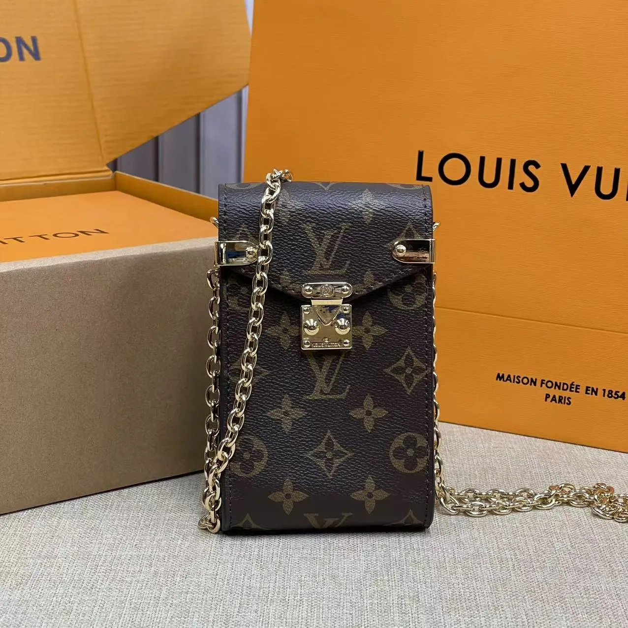 [Upgraded version] P420¥🤡New counter model·Mobile phone bag·Upgraded version·High quality·With 🎁gift box packaging·Model M13572 presbyopia Mobile phone bag chain bag New season MÉTIS Hl mobile phone bag This Métis mobile phone bag draws inspiration from Louis Vuitton's classic luggage, and is cut from a single piece of Monogram canvas to create an exquisite configuration. The S-lock clasp and metal corners speak of the brand's long tradition of boxmaking. Attach the removable chain to instantly be hands-free. 17.5 x 4 x 10.4 cm.