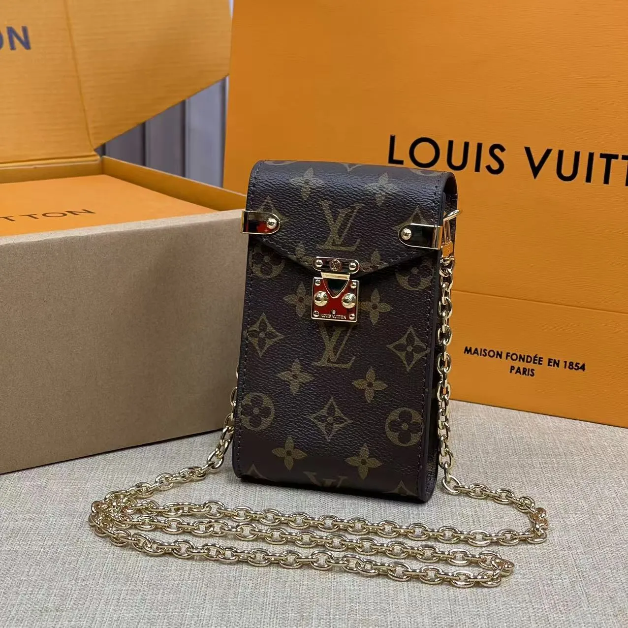 [Upgraded version] P420¥🤡New counter model·Mobile phone bag·Upgraded version·High quality·With 🎁gift box packaging·Model M13572 presbyopia Mobile phone bag chain bag New season MÉTIS Hl mobile phone bag This Métis mobile phone bag draws inspiration from Louis Vuitton's classic luggage, and is cut from a single piece of Monogram canvas to create an exquisite configuration. The S-lock clasp and metal corners speak of the brand's long tradition of boxmaking. Attach the removable chain to instantly be hands-free. 17.5 x 4 x 10.4 cm.