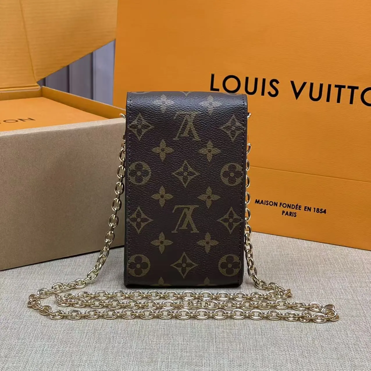 [Upgraded version] P420¥🤡New counter model·Mobile phone bag·Upgraded version·High quality·With 🎁gift box packaging·Model M13572 presbyopia Mobile phone bag chain bag New season MÉTIS Hl mobile phone bag This Métis mobile phone bag draws inspiration from Louis Vuitton's classic luggage, and is cut from a single piece of Monogram canvas to create an exquisite configuration. The S-lock clasp and metal corners speak of the brand's long tradition of boxmaking. Attach the removable chain to instantly be hands-free. 17.5 x 4 x 10.4 cm.