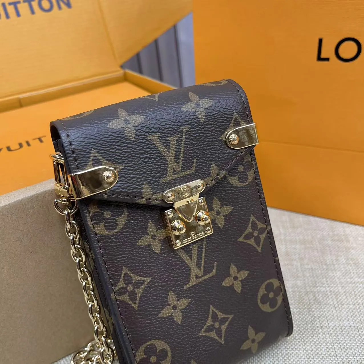 [Upgraded version] P420¥🤡New counter model·Mobile phone bag·Upgraded version·High quality·With 🎁gift box packaging·Model M13572 presbyopia Mobile phone bag chain bag New season MÉTIS Hl mobile phone bag This Métis mobile phone bag draws inspiration from Louis Vuitton's classic luggage, and is cut from a single piece of Monogram canvas to create an exquisite configuration. The S-lock clasp and metal corners speak of the brand's long tradition of boxmaking. Attach the removable chain to instantly be hands-free. 17.5 x 4 x 10.4 cm.